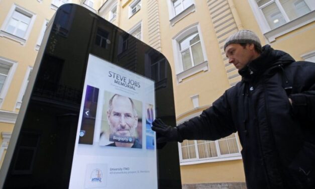 Russians dismantle Steve Jobs memorial