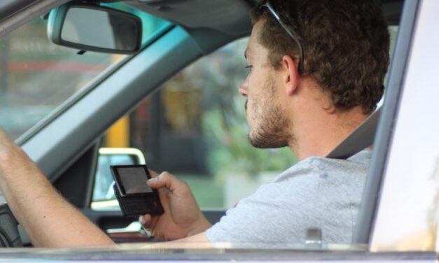 Texting and driving unacceptable Canadians say
