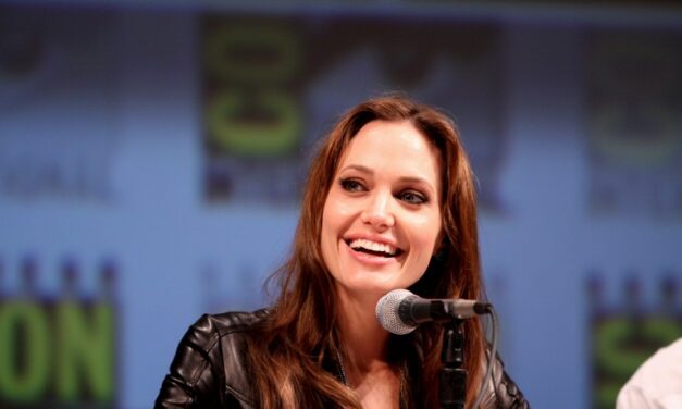 Angelina Jolie ovarian cancer risk prompts surgery move