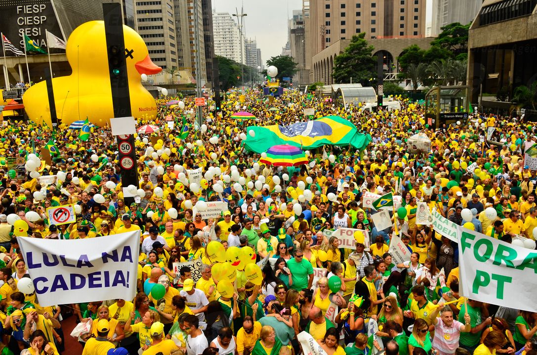 Manifestação_em_São_Paulo_contra_corrupção_e_o_governo_Dilma_em_13_de_março_de_2016_(3)