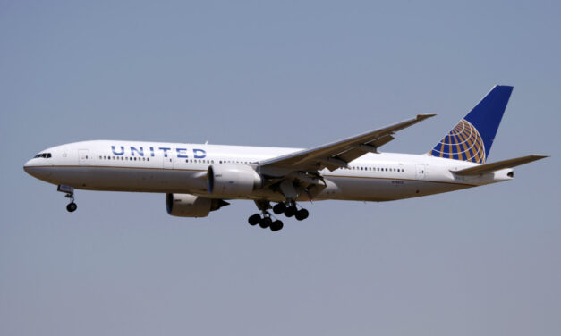 United Airlines prohibits leggings causing Twitter outrage