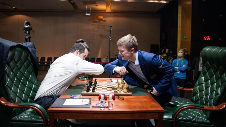  Russian chess players Kirill Alekseenko and Ian Nepomniachtchi greet each other with an elbow bump instead of a traditional handshake during the Candidates Tournament in Yekaterinburg, Russia Mar. 19, 2020. (Maria Emelianova/FIDE/Handout via REUTERS) 