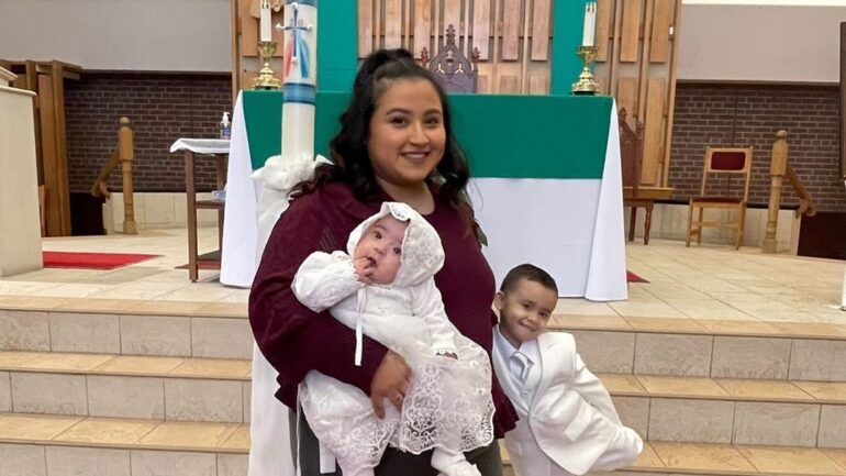 Jessica Valle with her two children.