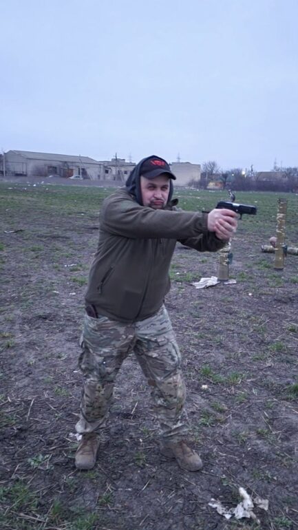 Vladlen Tatarsky showed he was using a gun.