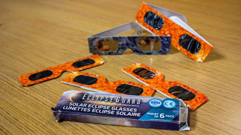 Solar eclipse glasses that meet the ISO 12312-2 requirements